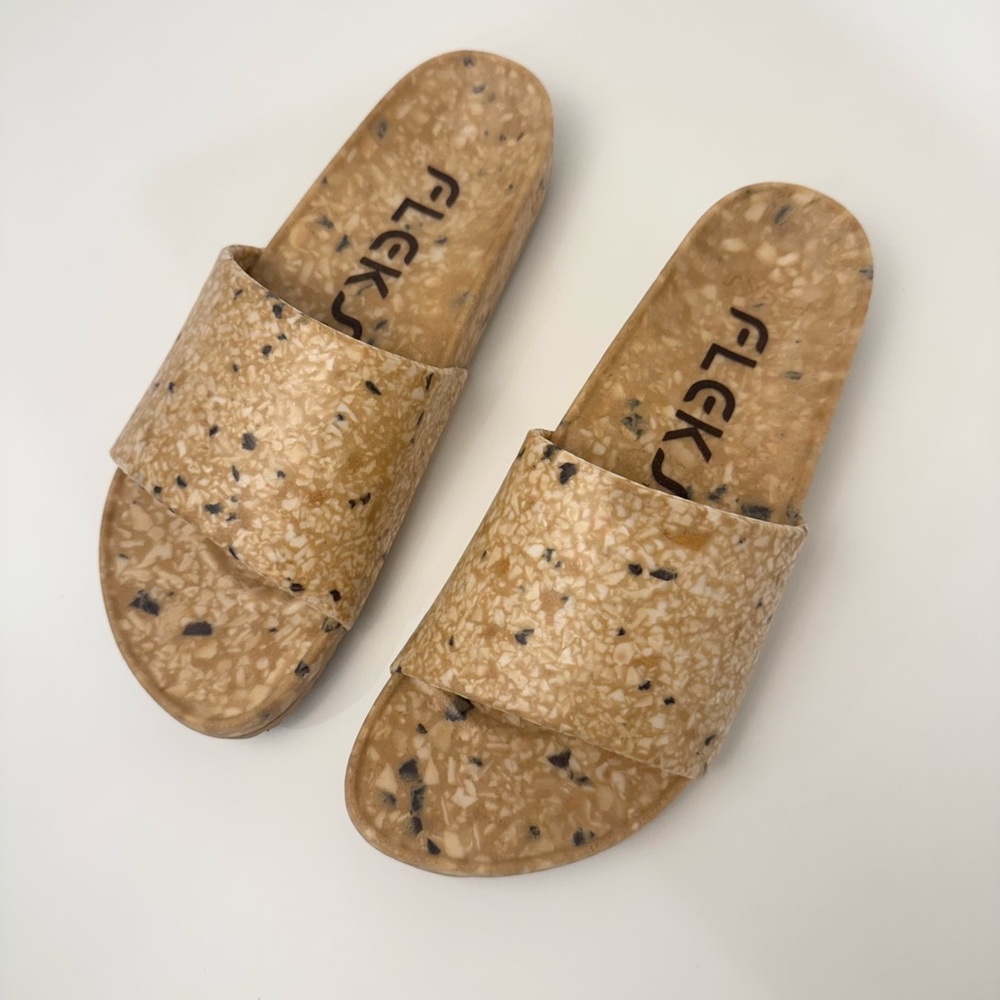 Fleks | Speckled Tan Slide Beach Sandals in Morning Coffee